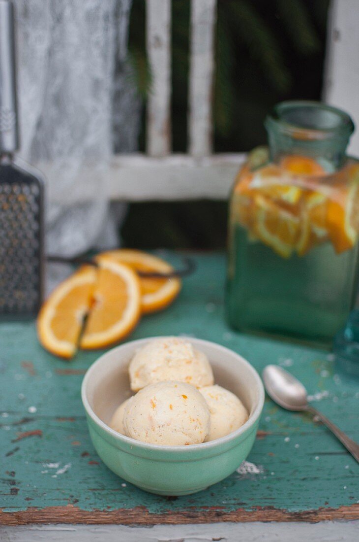 Selbstgemachtes Orangen-Vanille-Eis im Schälchen