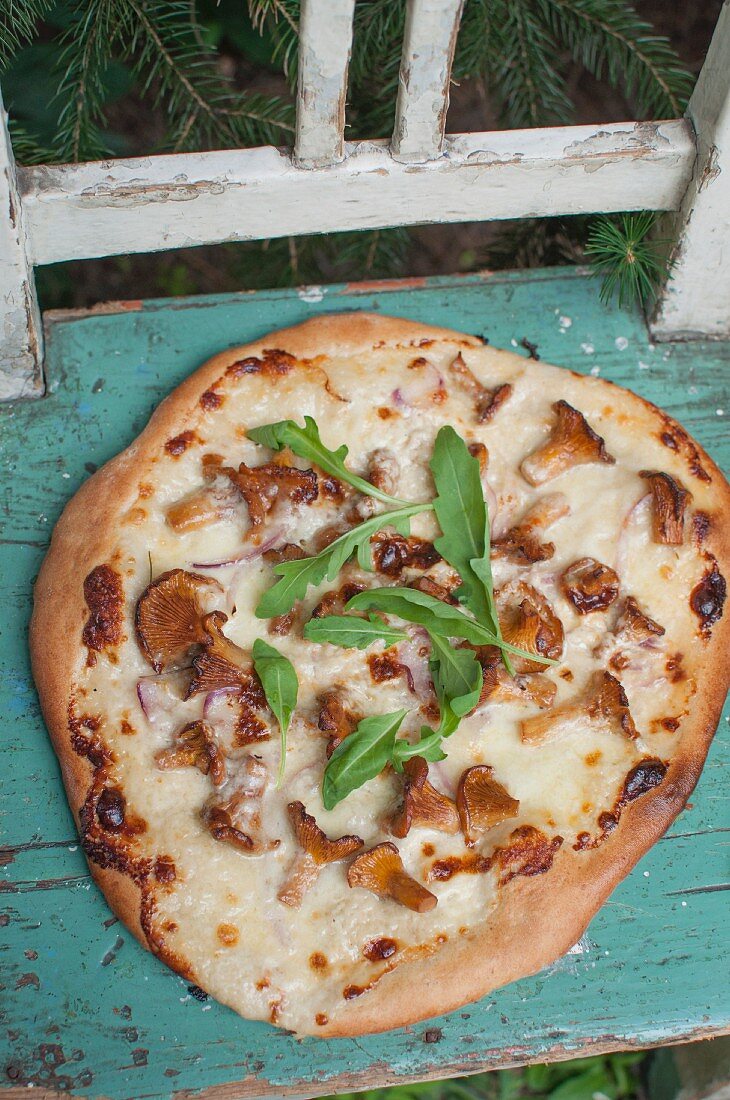 Pizza Bianca mit Mozzarella und Pfifferlingen