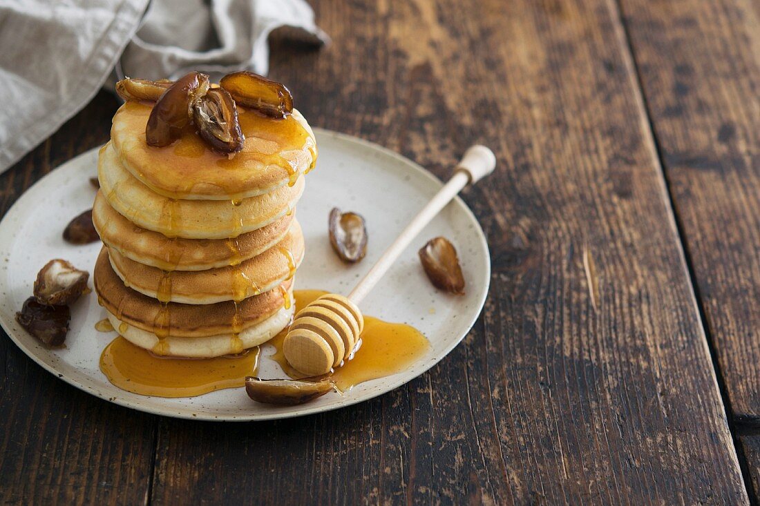 Gestapelte Pancakes mit Honig und Datteln