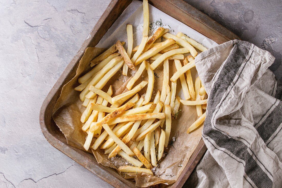 Pommes Frites auf Ofenblech (Aufsicht)