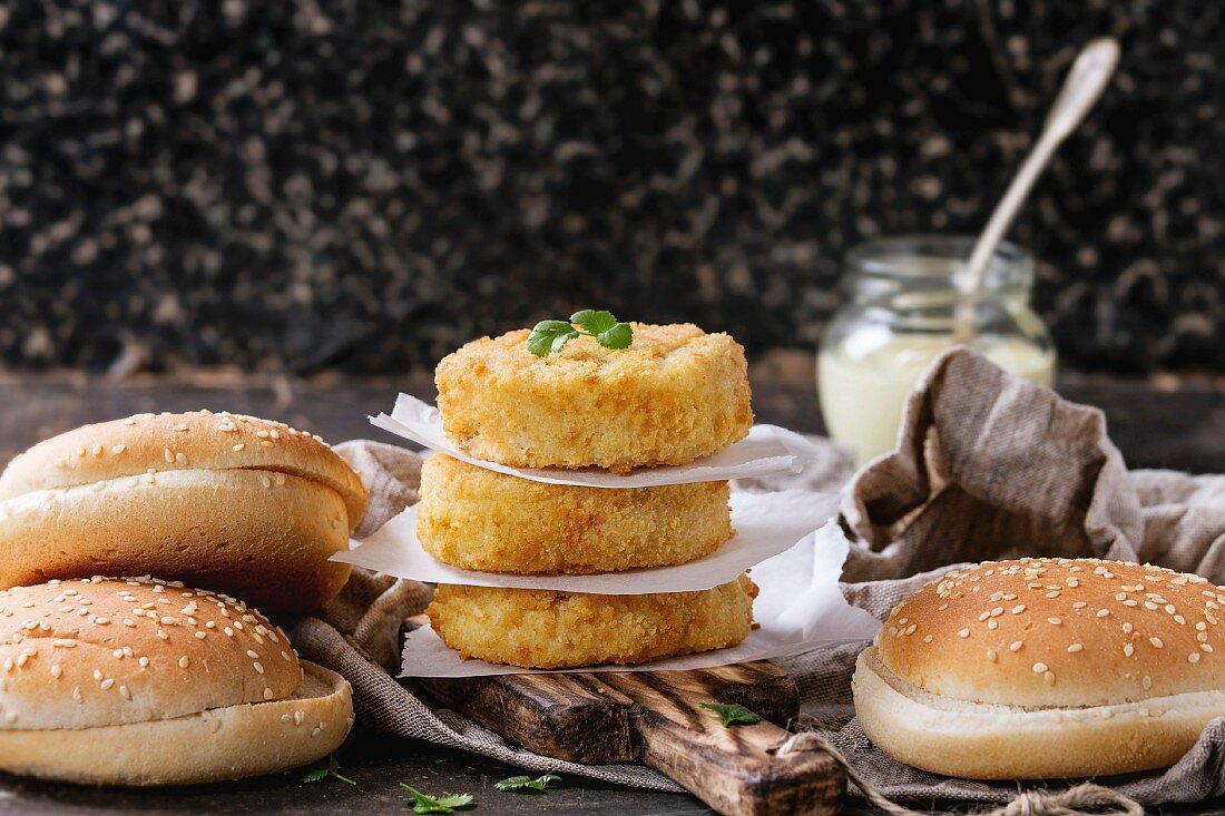 Zutaten für vegane Burger: Käse-Zwiebel-Patty und Burgerbrötchen