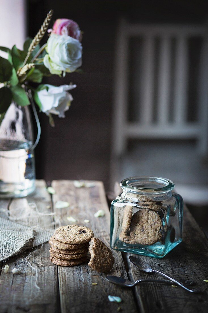 Müslikekse in Glasgefäss auf rustikalem Holztisch