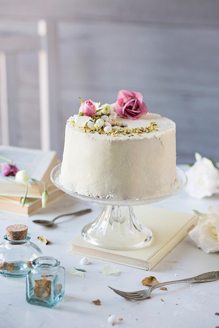 Chiffon Cake mit Rosenblüten verziert auf Tortenplatte