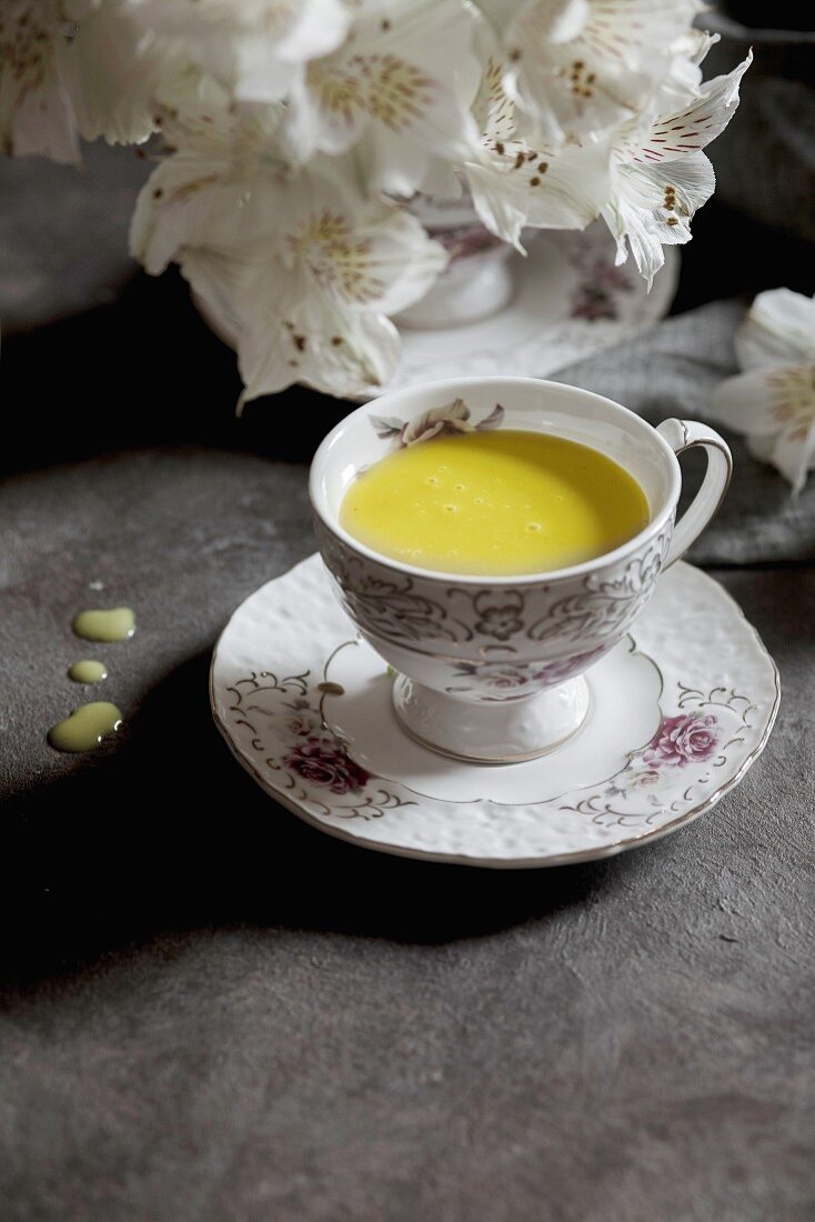 Goldene Milch (Milchgetränk mit Kurkuma) in nostalgischer Tasse