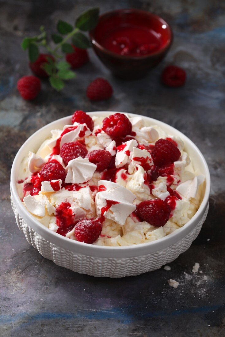 Quick and easy meringue dessert with fresh raspberries