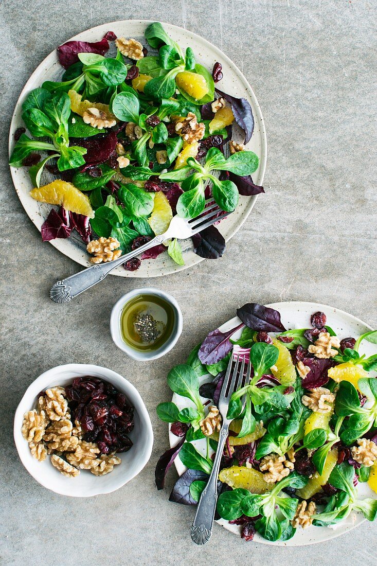 Gemischter Salat mit Orangen, Walnüssen und getrockneten Cranberries