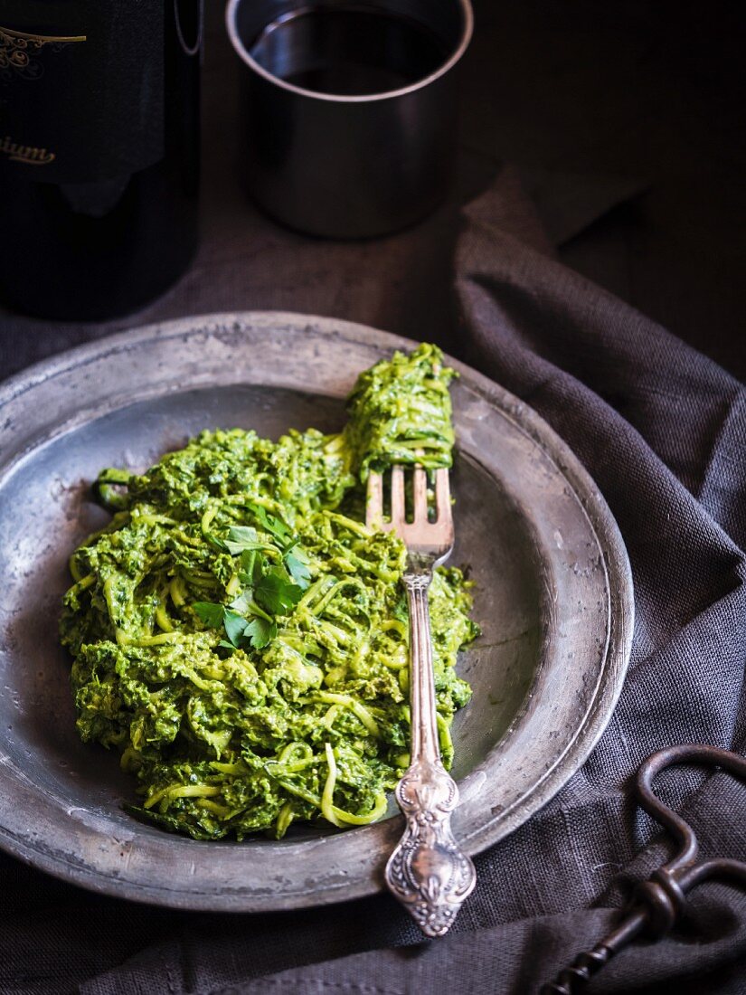 Vegane Zucchininudeln mit grünem Pesto