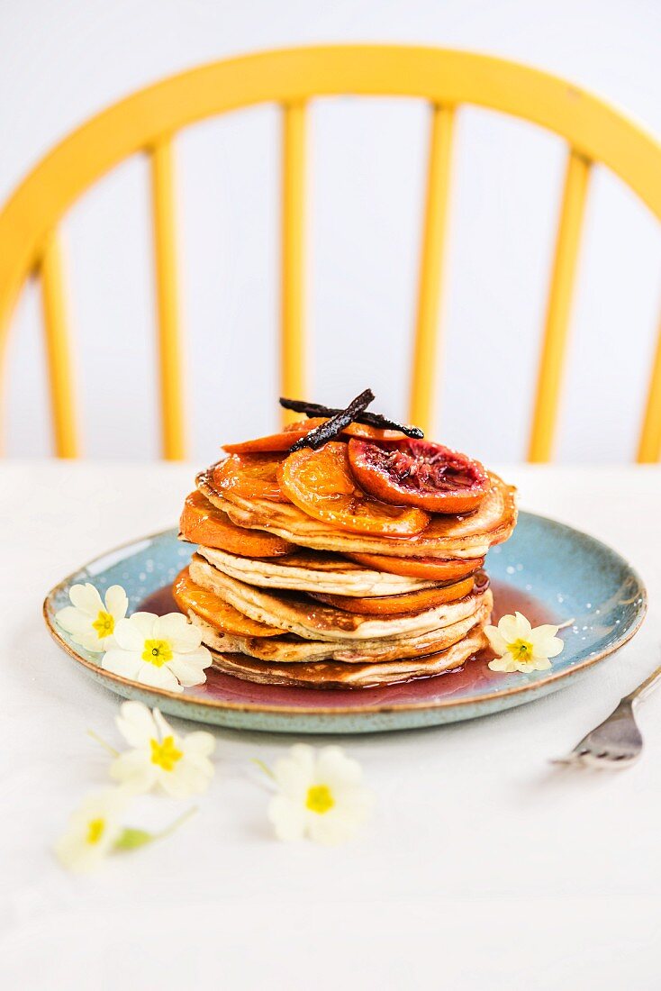 Gestapelte Pancakes mit Zitrusfrüchten