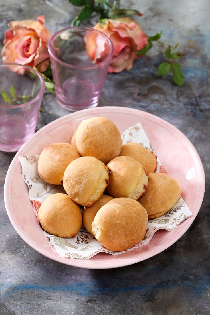 Baked ball-shaped doughnuts