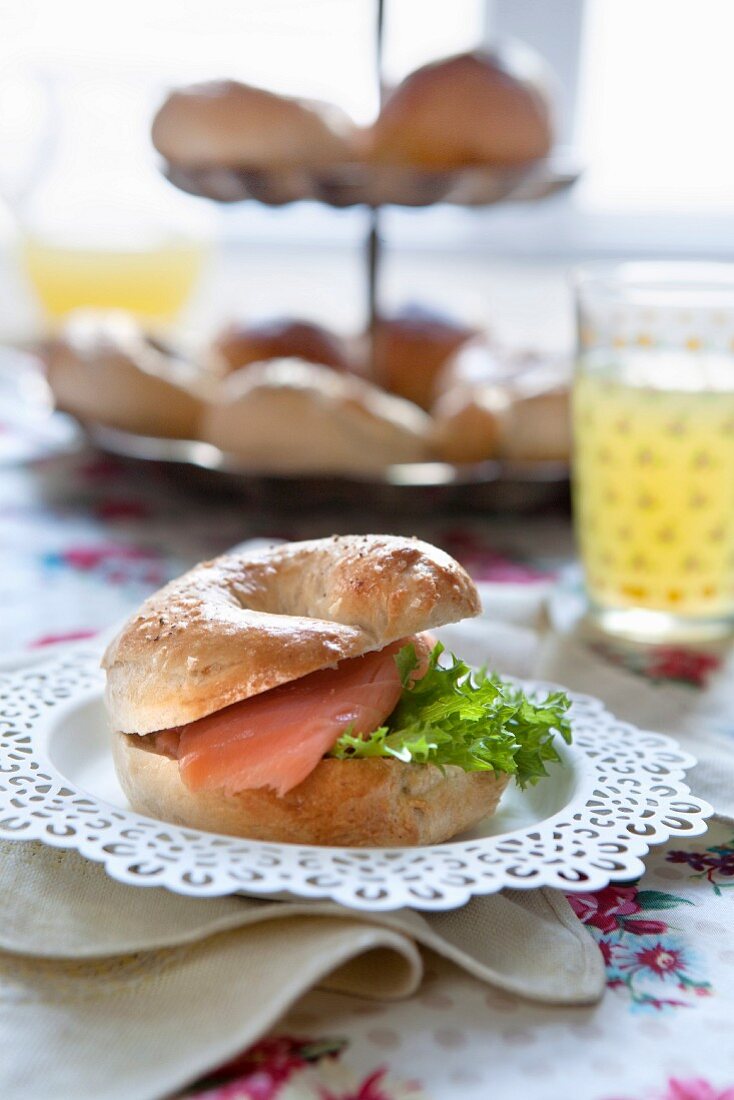 Bagel mit Lachs und Salat