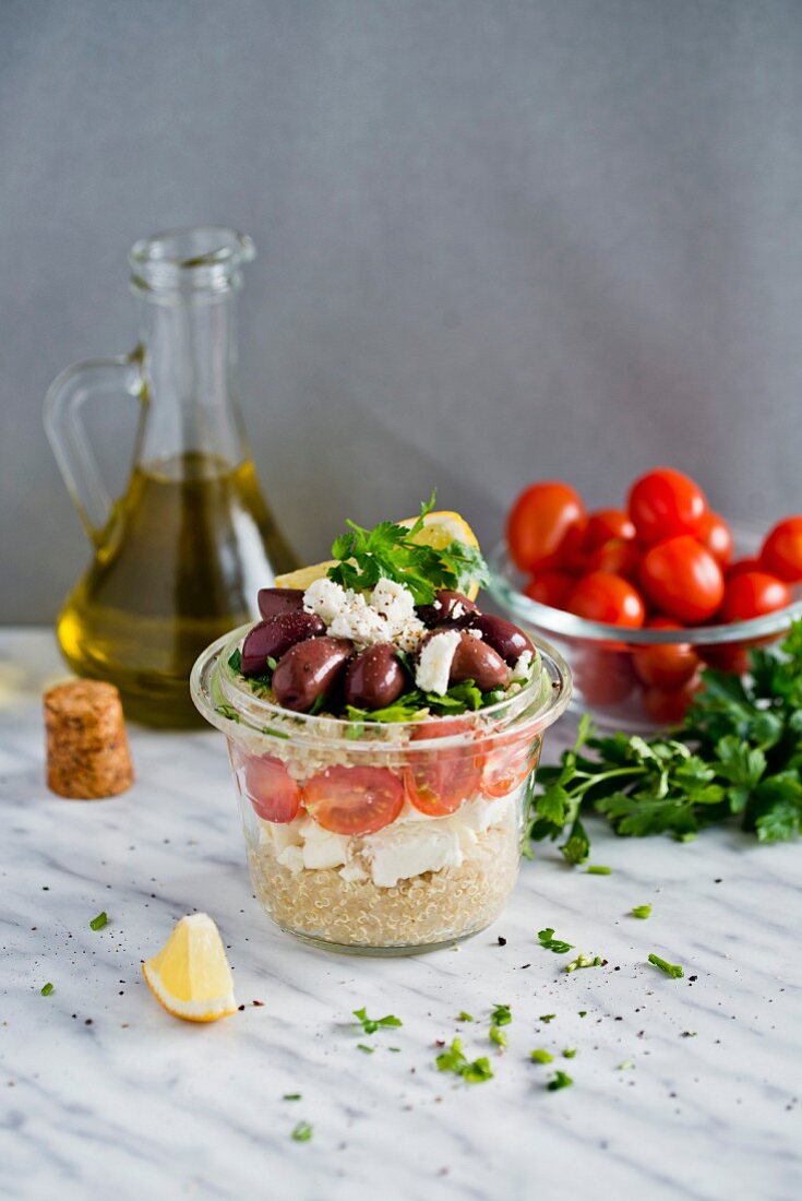 Quinoasalat mit Feta, Tomaten und Kalamata-Oliven im Glas