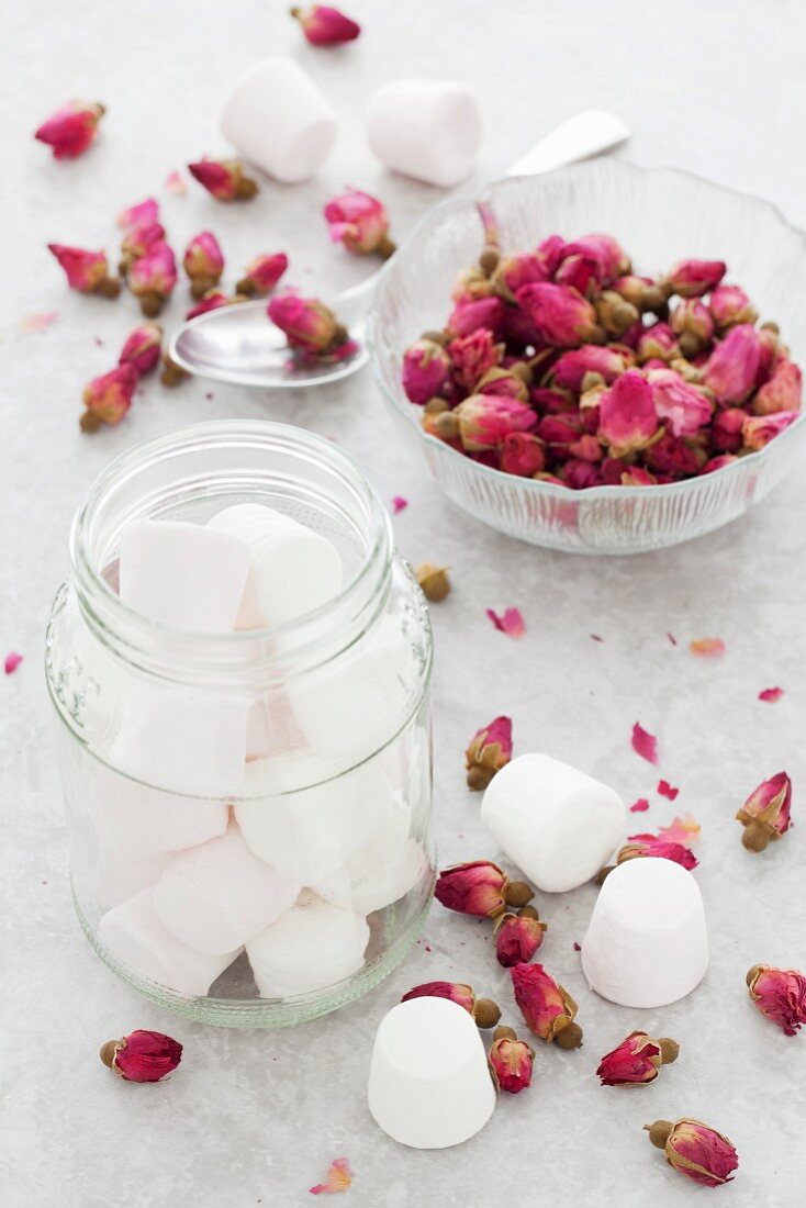 Marshmallows und getrocknete Rosenblüten