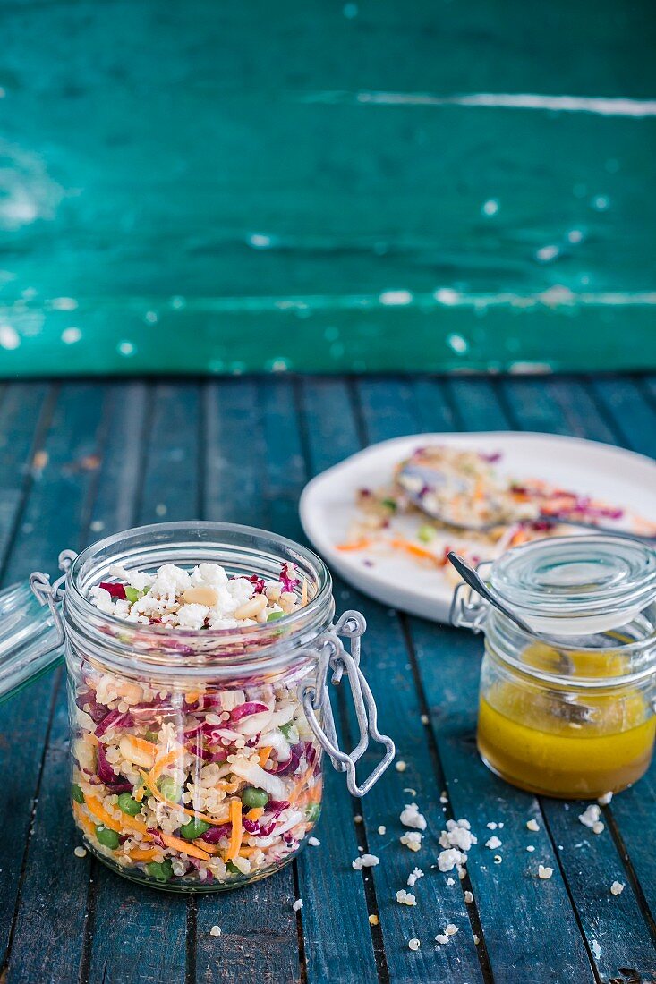 Quinoa-Radicchio-Salat mit Senfvinaigrette im Glas