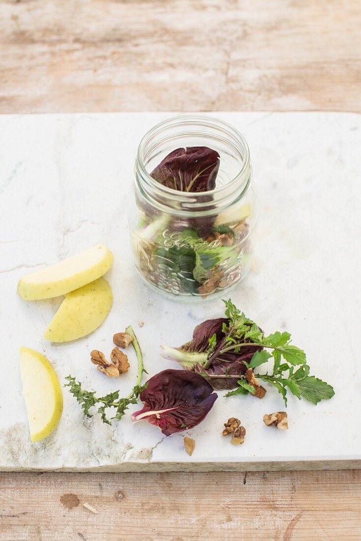 Gemischter Blattsalat mit Apfel im Glas