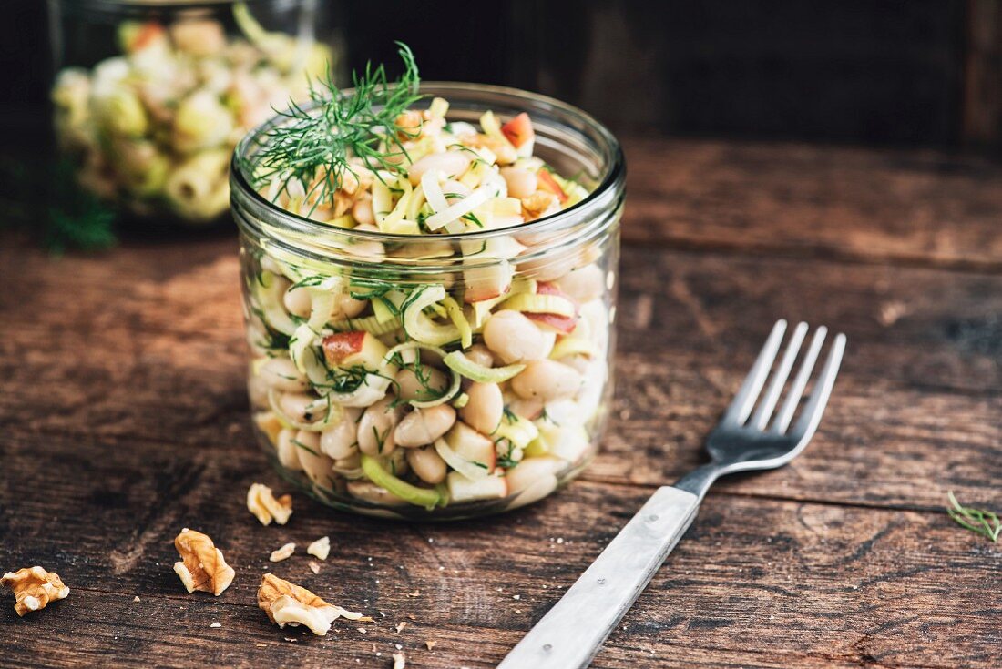 Veganer weisser Bohnensalat mit Lauch, Frühlingszwiebeln, Apfel, Dill und Walnuss im Glas