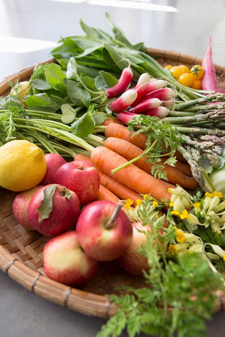 Gemüse und Obst im Korb
