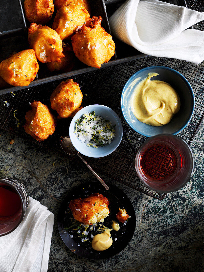 Pommes Dauphines mit Gewürzsalz und Dijonsenf