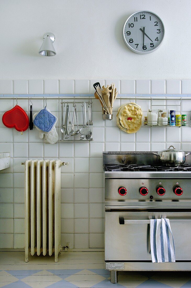 Aufgehängte Küchenutensilien über Gasherd in Küche mit Retro-Flair