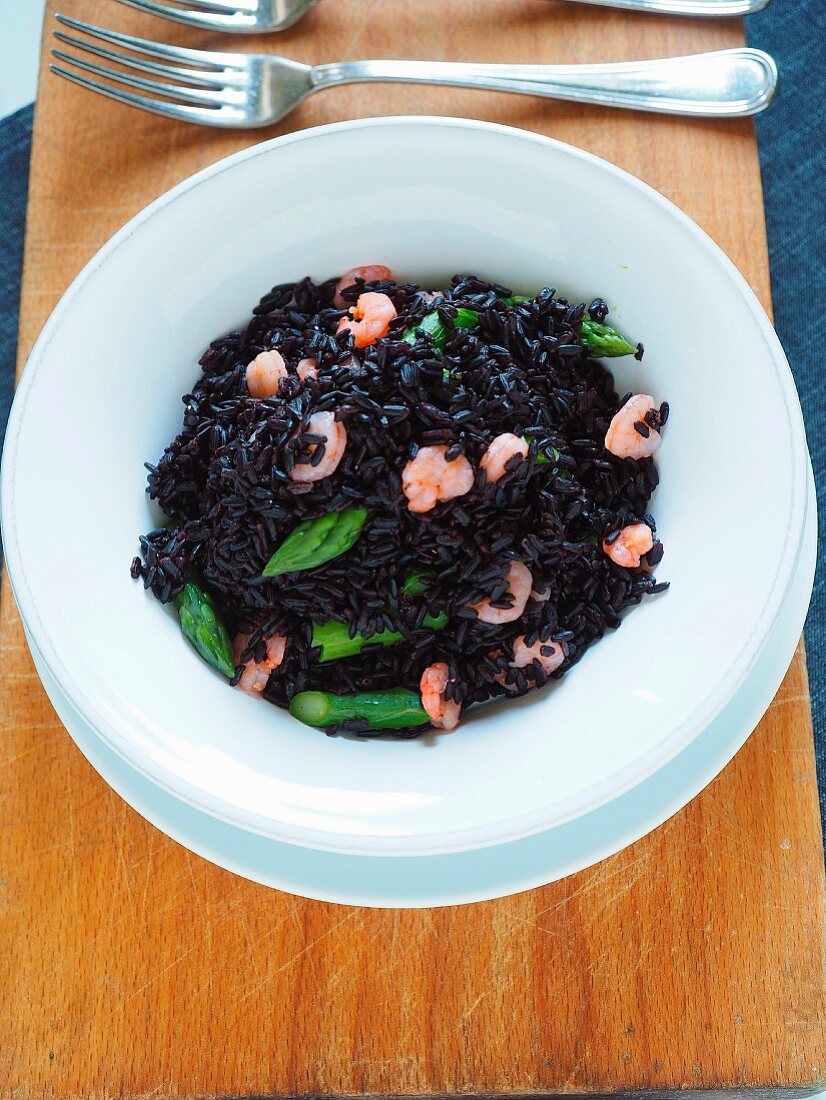 Risotto Venere mit schwarzem Reis, Shrimps und Spargel (Italien)