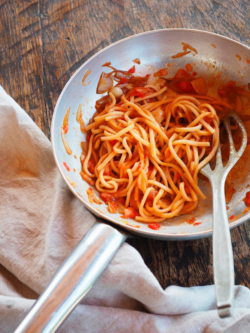 Spaghetti mit Tomatensauce in Pfanne (Umbrien, Italien)