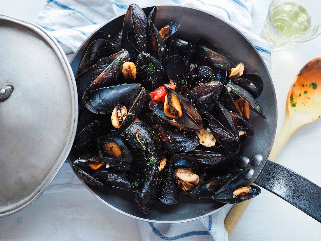 Mussels alla tarantina with tomatoes (Apulia, Italy)