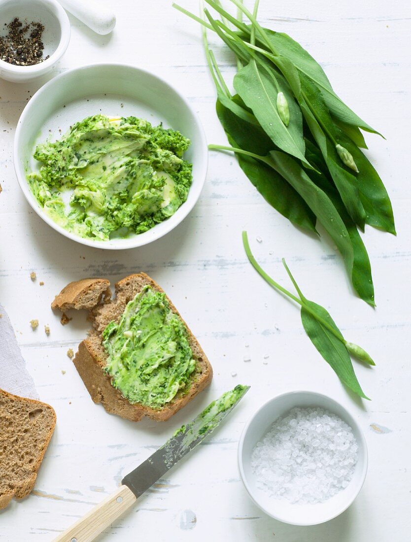 Dinkel-Sesam-Brot mit Bärlauchbutter – Bilder kaufen – 12312286 StockFood