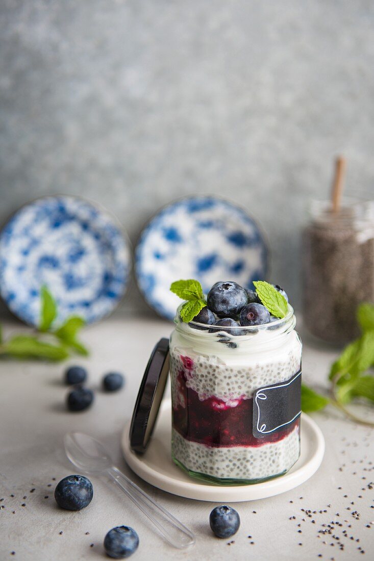 Chia-Heidelbeer-Schichtpudding mit griechischem Joghurt und frischer Minze im Glas