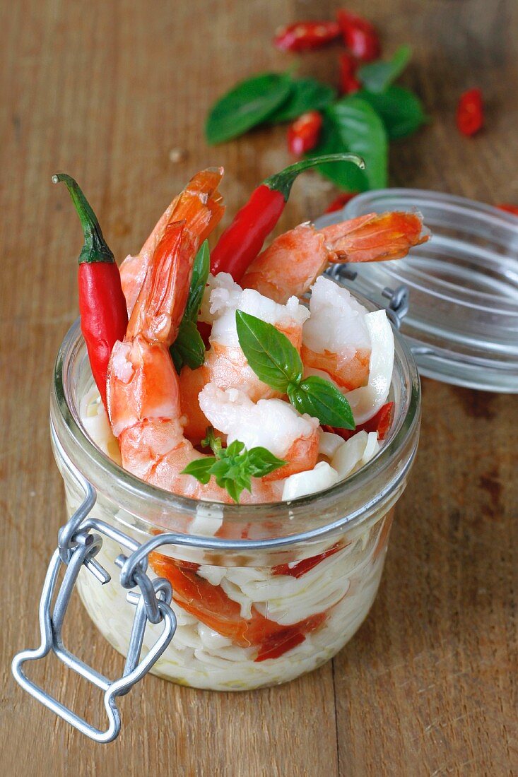 Noodles with prawns and chillis in a glass jar