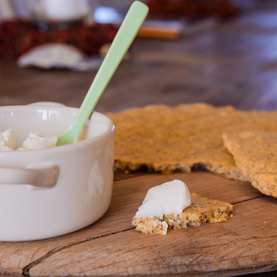 Low-carb flatbread with cream cheese