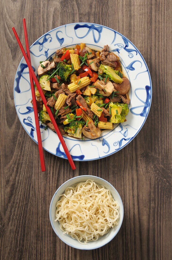 Gebratenes Rindfleisch mit Schnittlauch und Maiskölbchen (Asien)