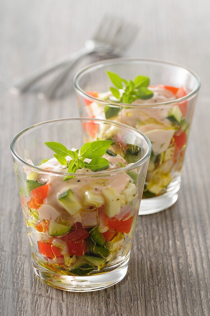 Tomatenschaum mit Gemüse im Glas