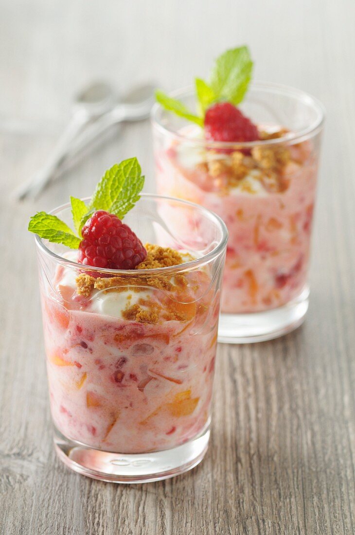 Ricotta mit Aprikosen und Himbeeren