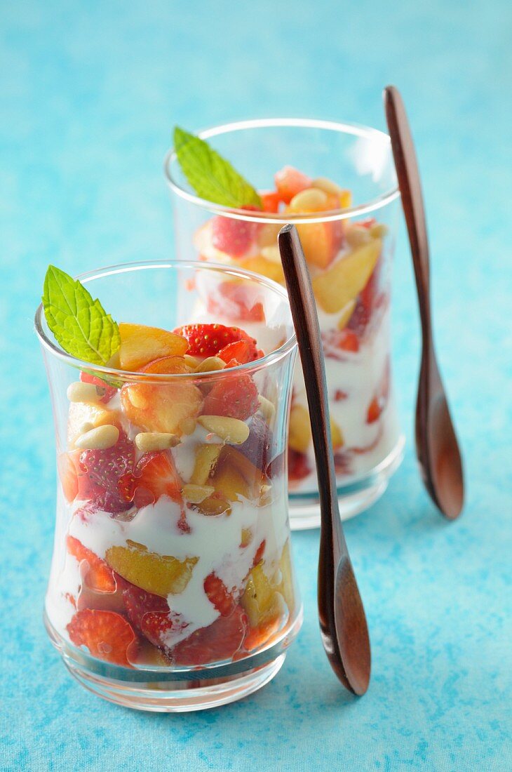 Sommer-Trifle mit Erdbeeren und Pinienkernen