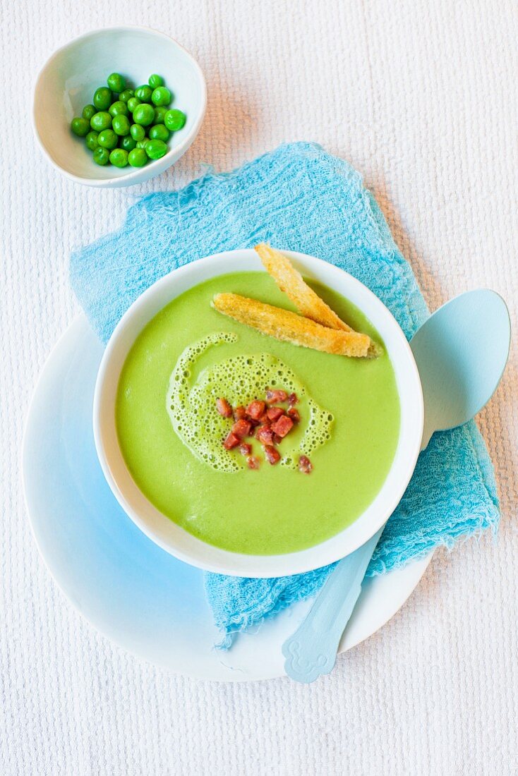 Pea soup with bacon