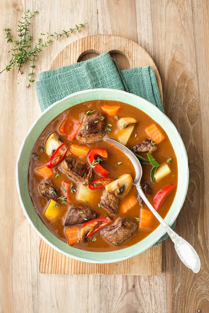 Feurige Gulaschsuppe mit Paprika und Champignons