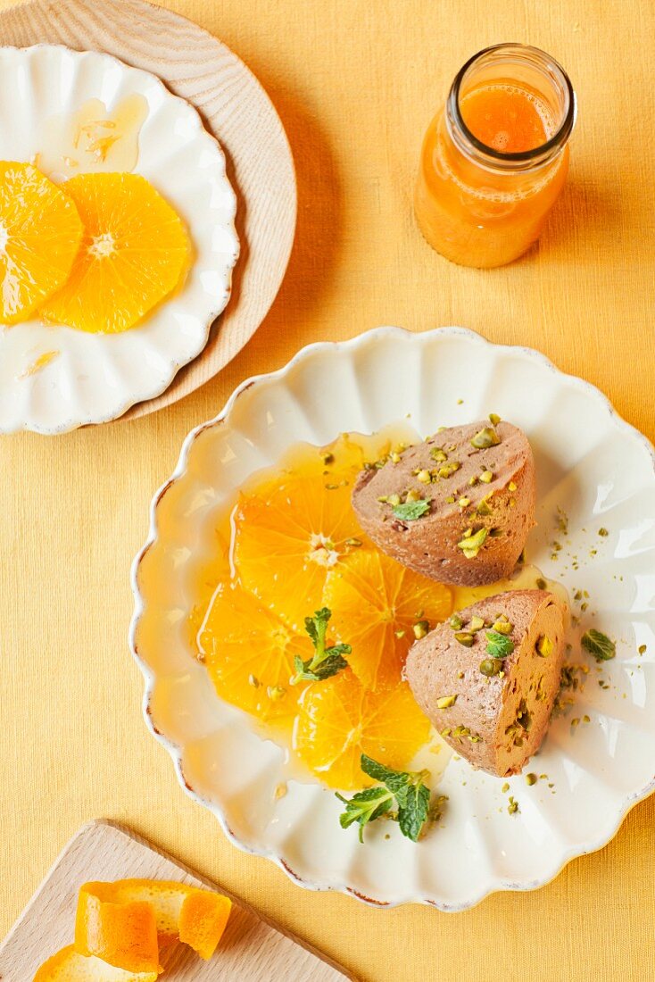 Tobleronemousse mit Orangen und Pistazien