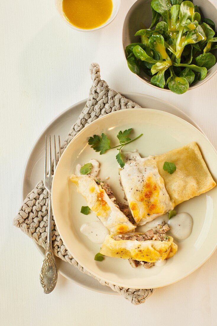 Maultaschen mit Pilzfüllung, mit Parmesan überbacken, und Feldsalat