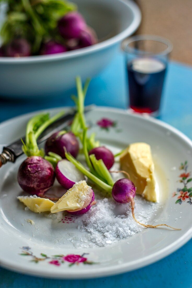 Radishes with salt and butter