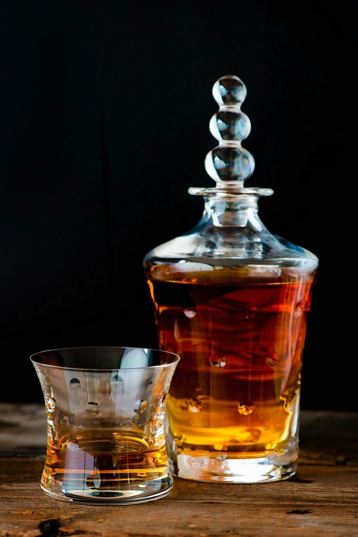 Whiskey im Glas und französischer Saint Louis Kristallkaraffe