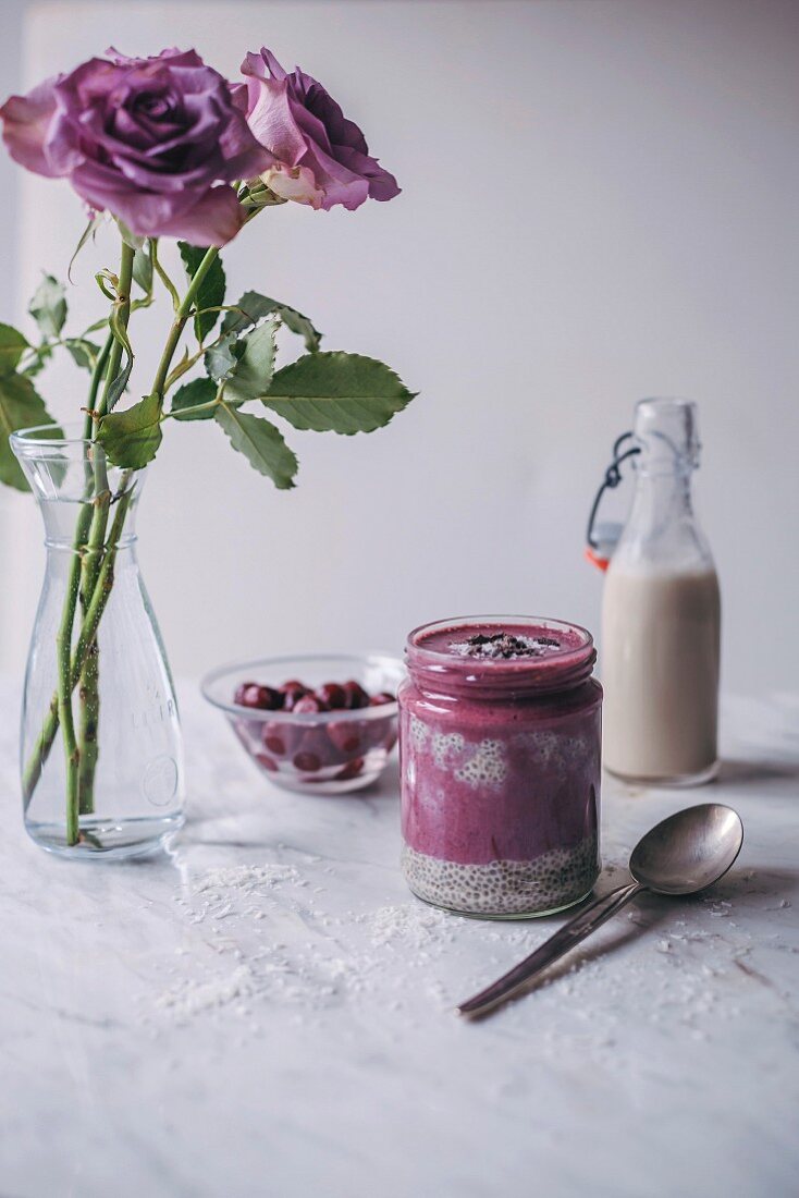 Smoothie-Bowl mit Chia, Vanille, Mandeldrink und Kirschen (Vegan)