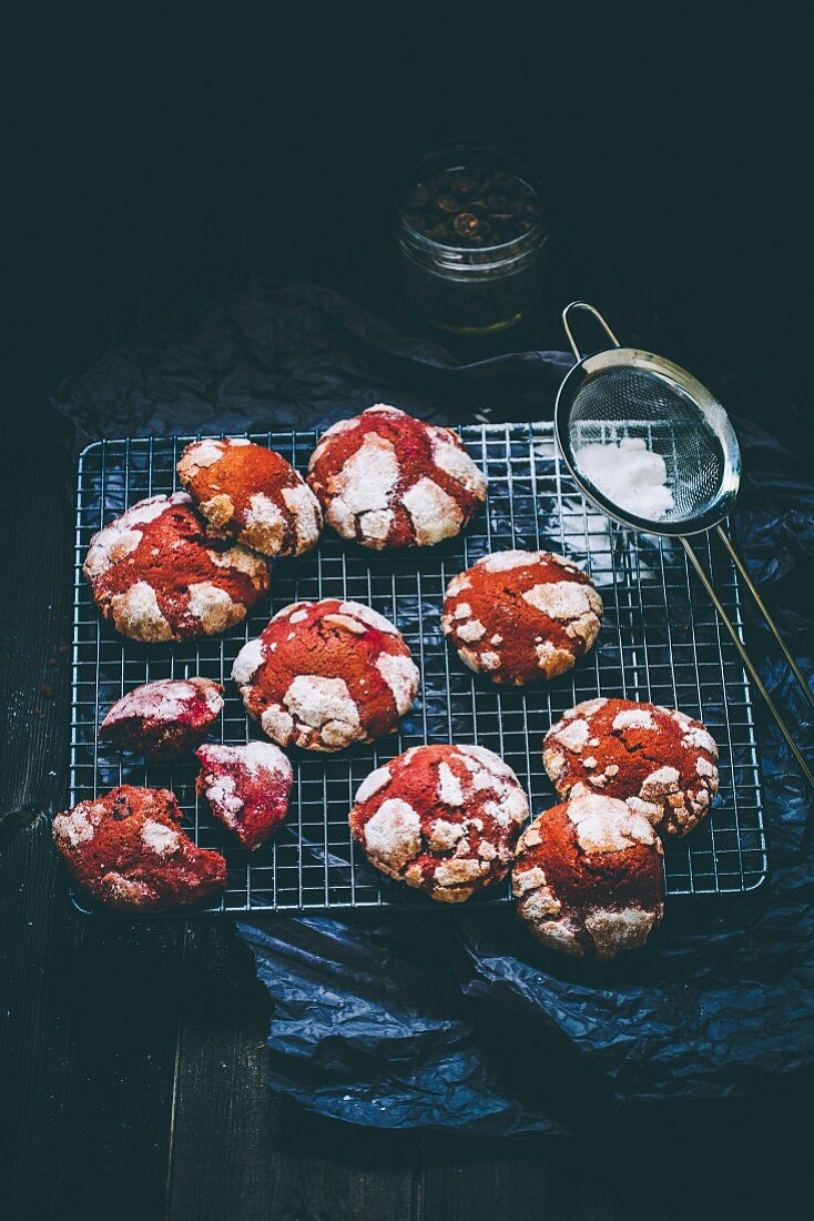 Red Velvet Crinkle-Plätzchen auf Abkühlgitter