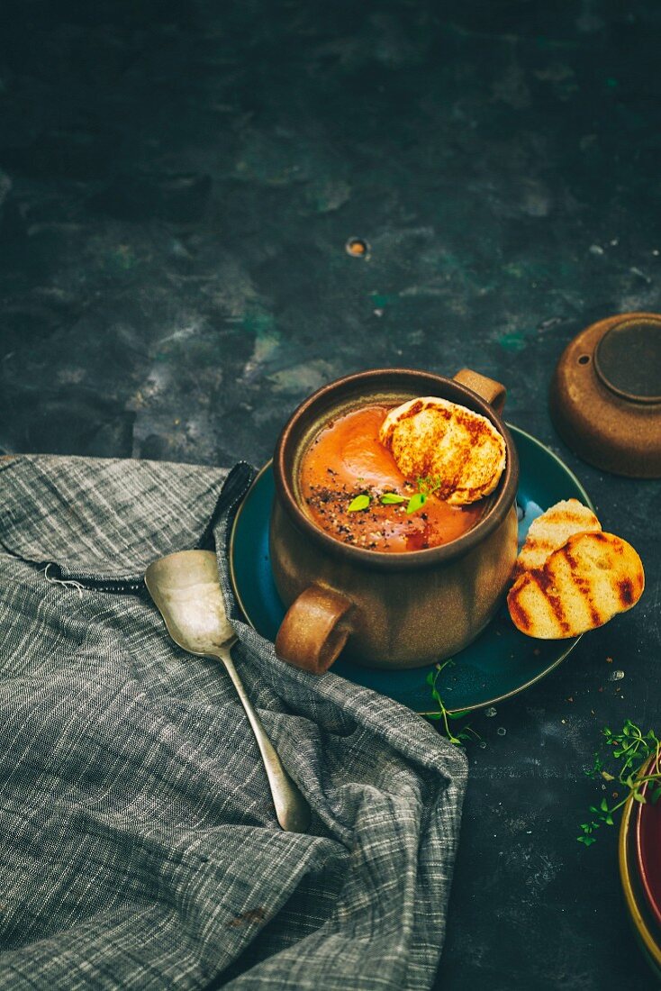 Tomatencremesuppe aus gerösteten Tomaten mit Knoblauch und Röstbrot