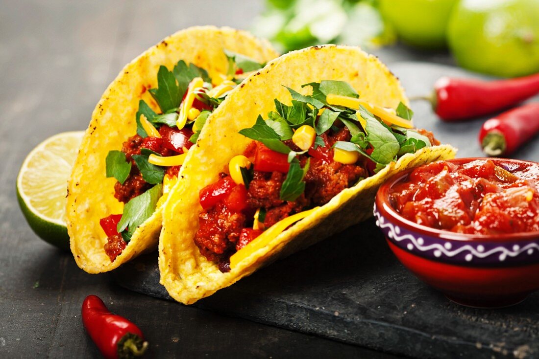 Tacos gefüllt mit Hackfleisch, Bohnen und Salsa (Mexiko)