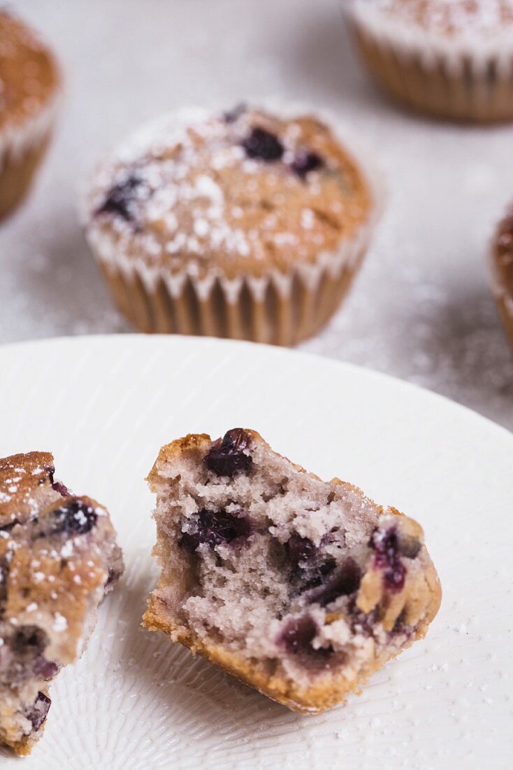 Heidelbeermuffins mit Zucker, aufgeschnitten