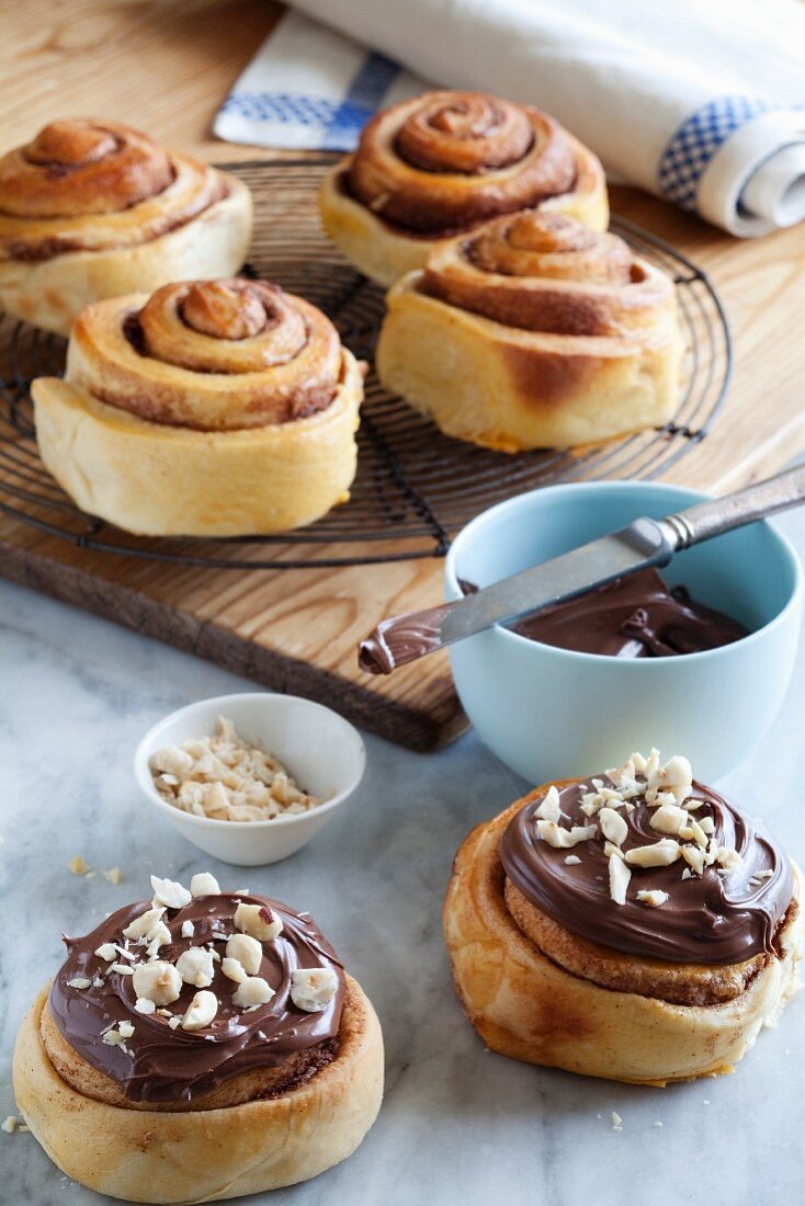 Nutellaschnecken mit gehackten Nüssen