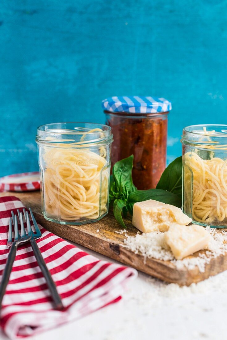 Zutaten für Spaghetti mit gebratener Tomatensauce im Glas