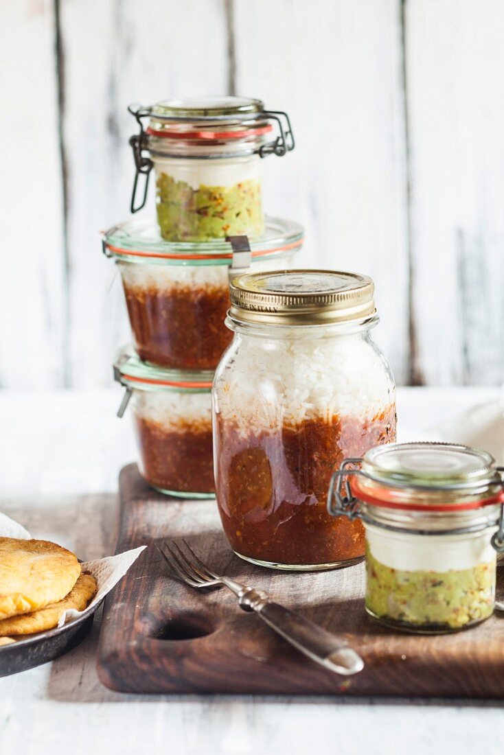 Chili con Carne mit Reis im Glas, dazu Guacamole mit Sauerrahm als Dip