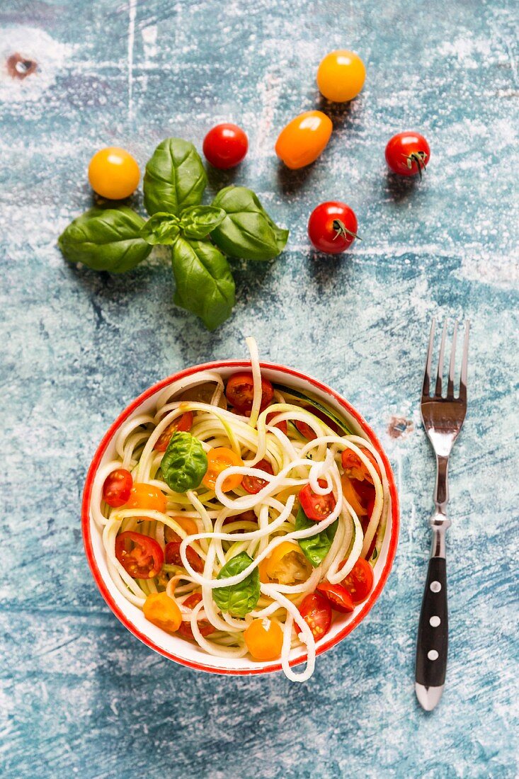 Zoodles (Zucchinispaghetti) mit Tomaten und Basilikum