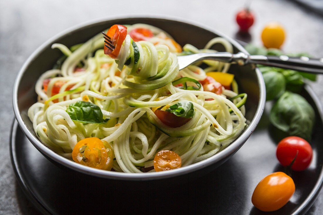 Zoodles (Zucchinispaghetti) mit Tomaten und Basilikum