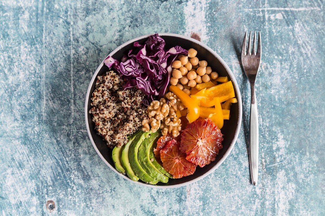Veggie Bowl mit Quinoa, Kichererbsen, Avocado, Paprika, Rotkohl und Blutorangen